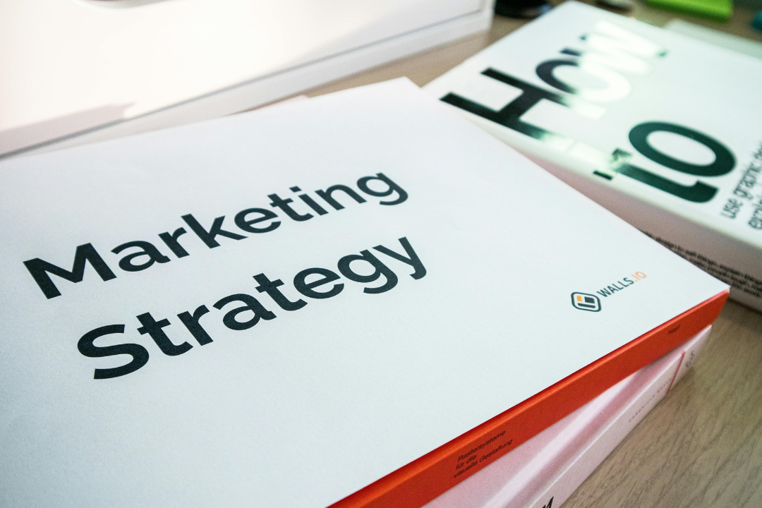 Infographic showing how AI enhances marketing strategies with benefits like customer insights, cost savings, improved ROI, personalization, and scalability.