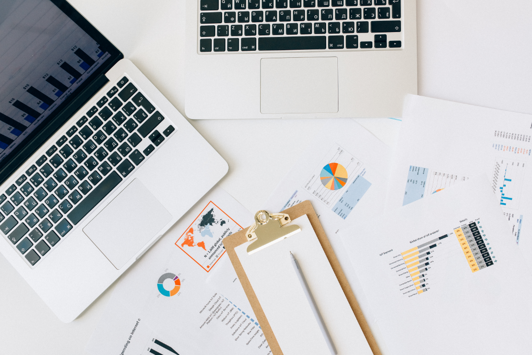 Content strategist working on a laptop with visual elements like headings, lists, and snippet structure diagrams