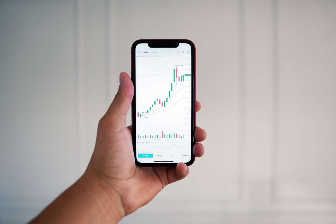 Illustration of a mobile website with SEO elements like fast loading icons, structured data, and performance charts on a smartphone screen.
